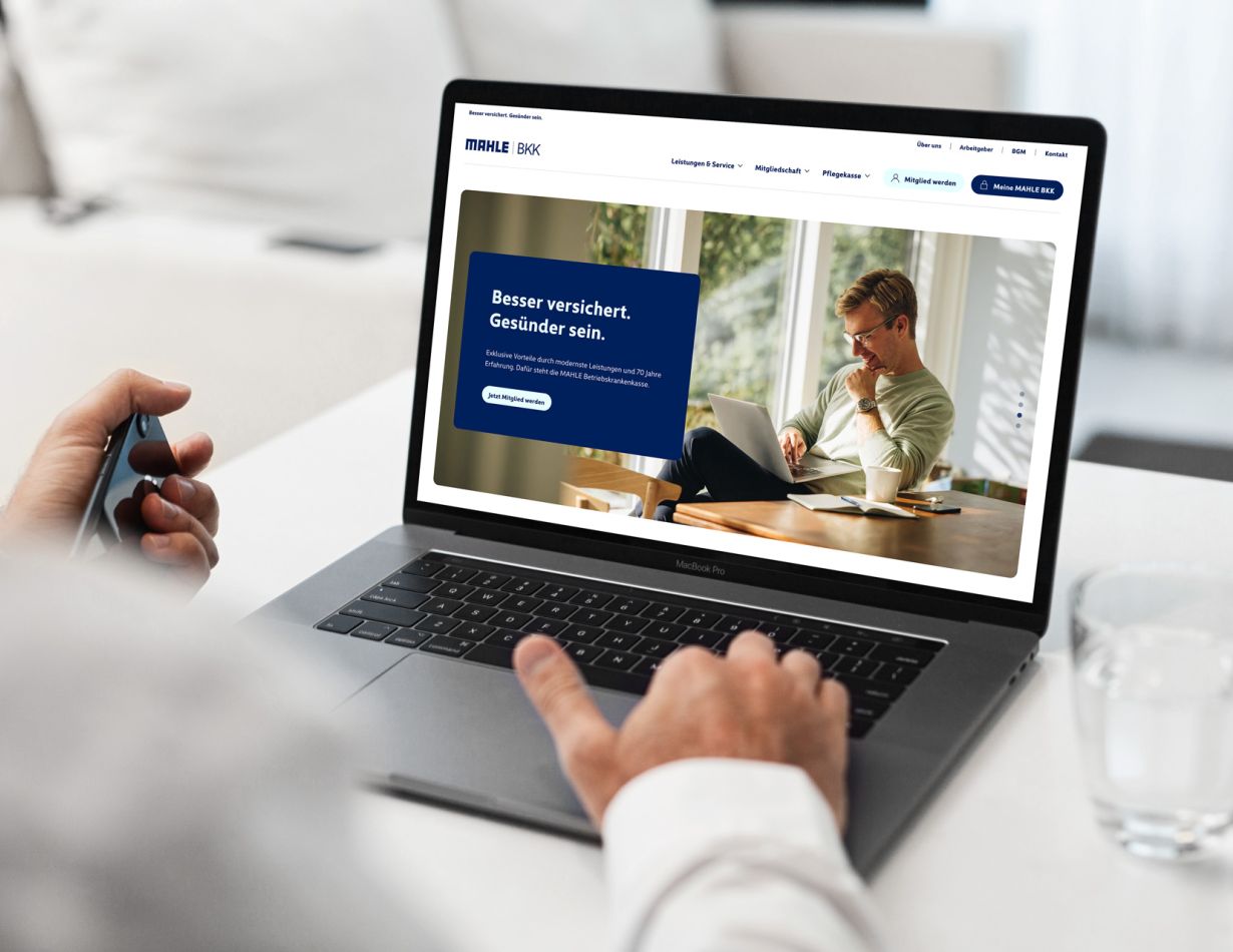 Person an Laptop mit neuem Design der MAHLE BKK